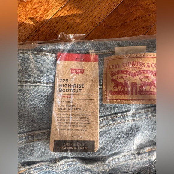 Levi’s 725 high rise boot cut plus 22w - Picture 2 of 4